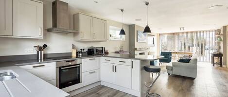 Kjøleskap, mikrobølgeovn, ovn og oppvaskmaskin