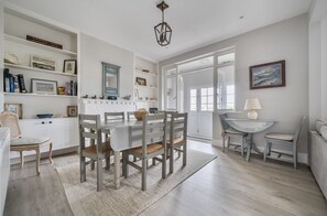 Dining - Seacote: Family Seafront Home in Selsey – Sleeps 7, Hot Tub & Sea Views (Selsey)