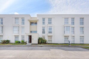 Exterior - Sunny View: East Wittering Beach Apartment – Sleeps 4, 2 Bedrooms (East Wittering)