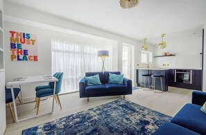 Smart TV, books, stereo - Sunny View: East Wittering Beach Apartment – Sleeps 4, 2 Bedrooms (East Wittering)