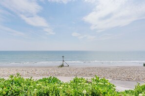 On the beach - Sunny View: East Wittering Beach Apartment – Sleeps 4, 2 Bedrooms (East Wittering)