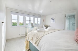 5 Schlafzimmer, Schreibtisch, Bügeleisen/Bügelbrett, Reisekinderbett