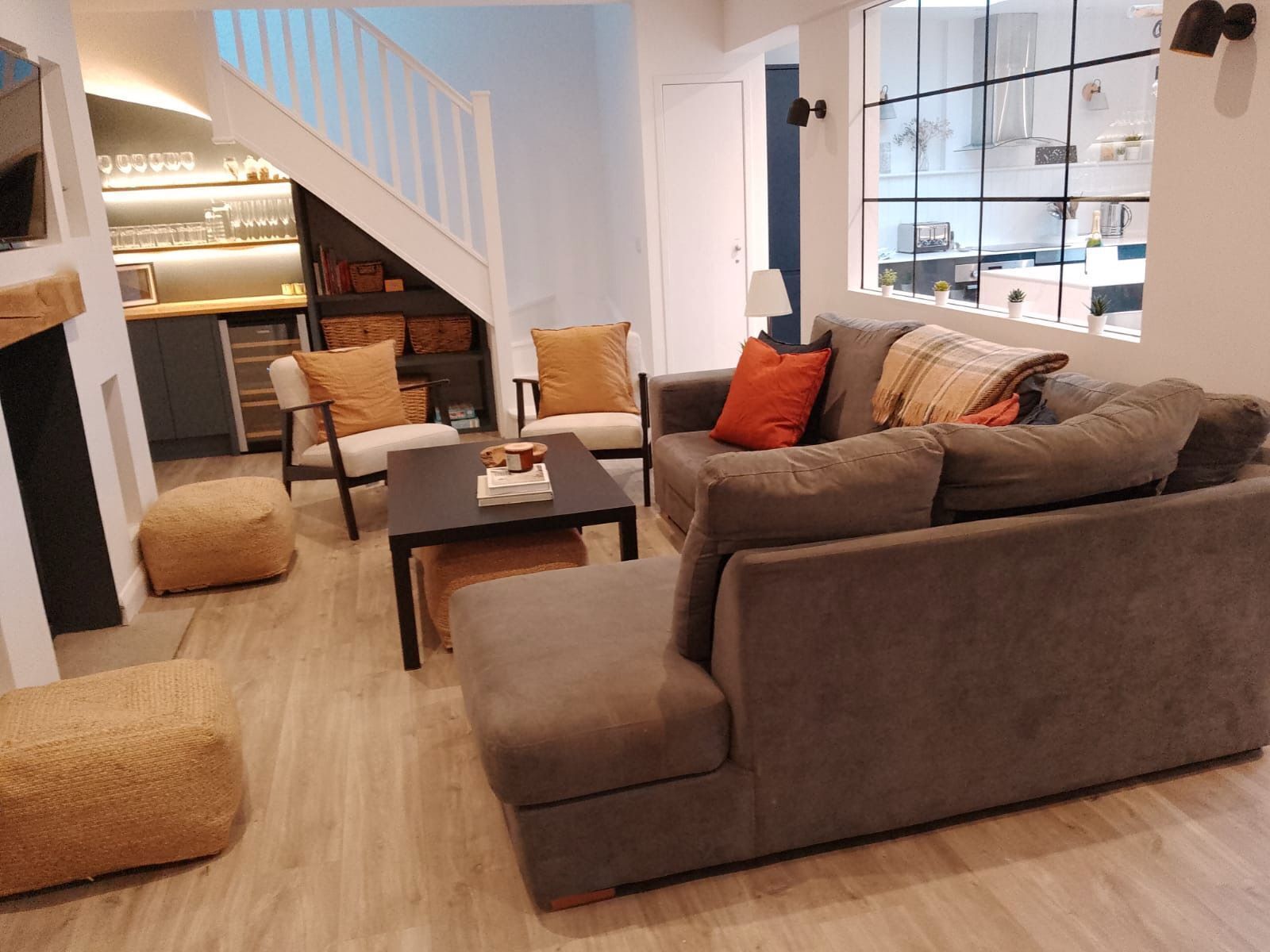 Smart-TV, peis, bøker og stereoanlegg