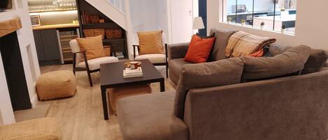 Smart TV, chimenea, libros y estéreo