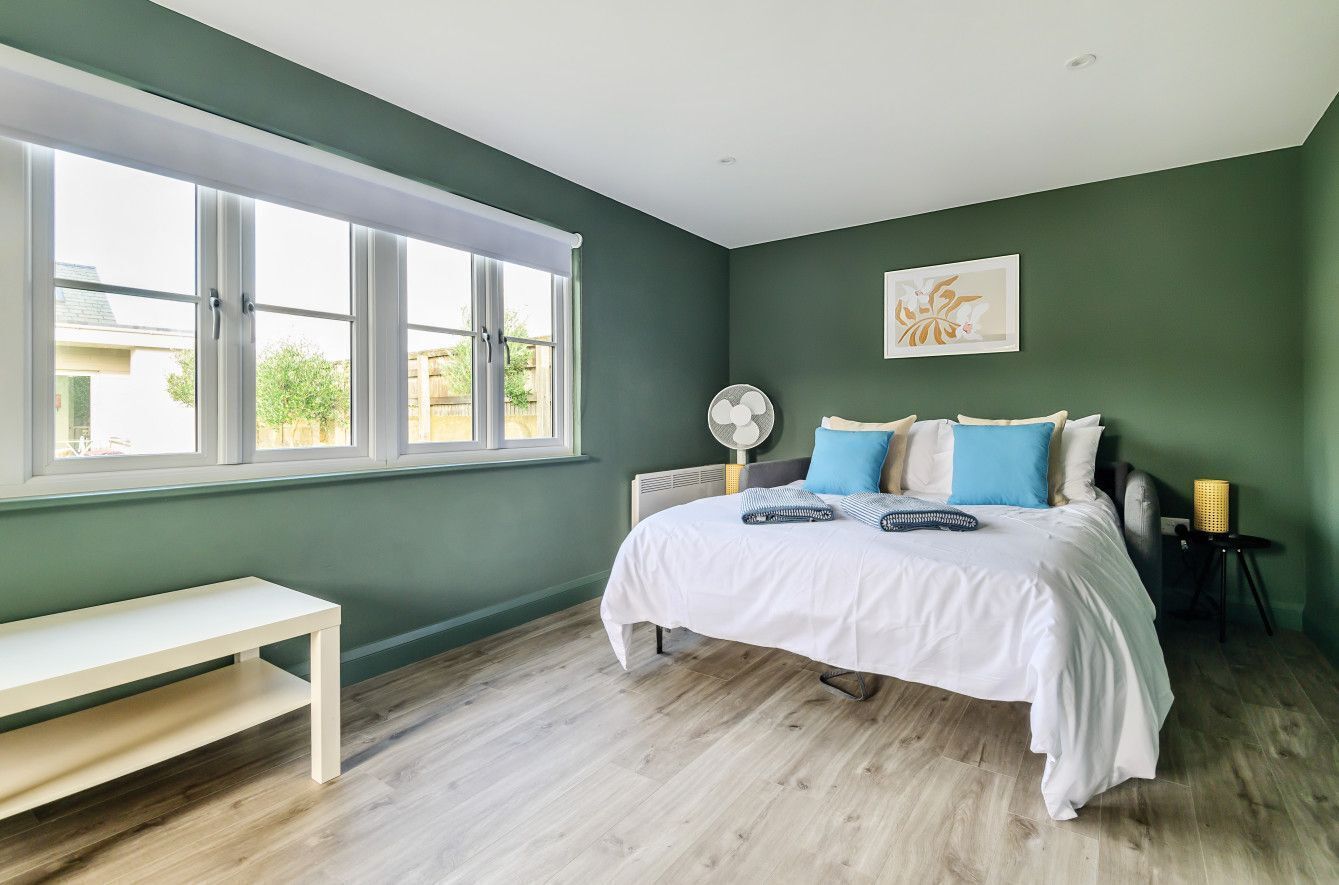 5 soverom, skrivebord, strykejern/-brett og reiseseng for barn