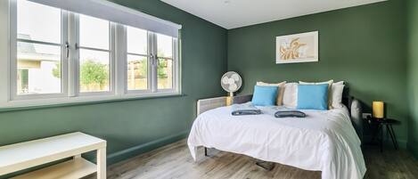 5 habitaciones, escritorio y tabla de planchar con plancha