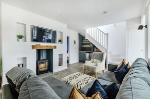 Smart-TV, Kamin, Bücher, Stereoanlage