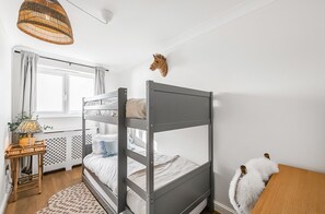 Iron/ironing board, travel cot, WiFi, bed sheets - Seaspray: Selsey Beachfront Home – Sleeps 6, 3 Bedrooms & Pet Friendly (Selsey)