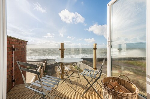 Seaspray: Selsey Beachfront Home – Sleeps 6, 3 Bedrooms & Pet Friendly