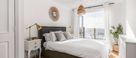 Planxa i posts de planxar, un bressol de viatge, wifi i roba de llit