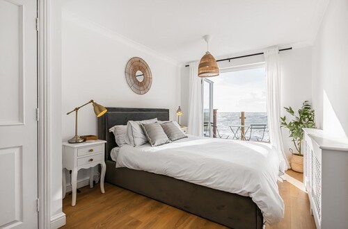 Seaspray: Selsey Beachfront Home – Sleeps 6, 3 Bedrooms & Pet Friendly