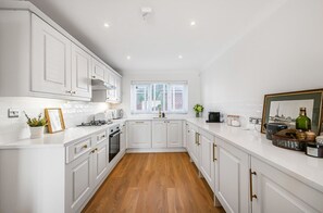 Jääkaappi, mikroaaltouuni, uuni, astianpesukone