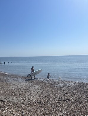 On the beach - Seaspray: Selsey Beachfront Home – Sleeps 6, 3 Bedrooms & Pet Friendly (Selsey)