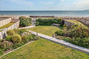 Property grounds - The Waterfront: Luxury Bracklesham Bay Beachfront Home – Sleeps 8 (Bracklesham Bay)