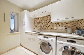 Interior - The Waterfront: Luxury Bracklesham Bay Beachfront Home – Sleeps 8 (Bracklesham Bay)
