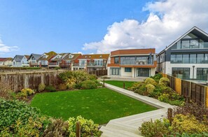 Exterior - The Waterfront: Luxury Bracklesham Bay Beachfront Home – Sleeps 8 (Bracklesham Bay)