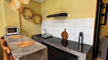 Fridge, microwave, oven, stovetop