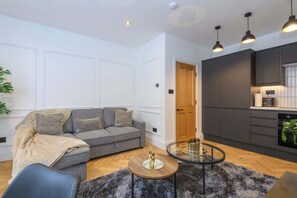 TV - Deluxe City Centre Apartment| next to Ivy Asia (West Yorkshire)