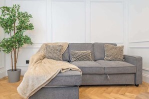 TV - Deluxe City Centre Apartment| next to Ivy Asia (West Yorkshire)