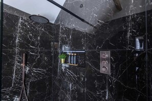 Shower, hair dryer, shampoo - Deluxe City Centre Apartment| next to Ivy Asia (West Yorkshire)