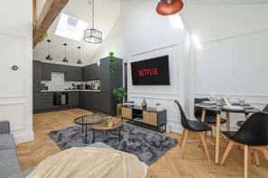 TV - Penthouse City Centre | Steps to Ivy Asia (West Yorkshire)