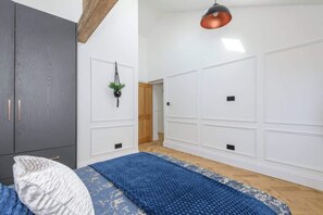 2 bedrooms, iron/ironing board, travel cot, WiFi - Penthouse City Centre | Steps to Ivy Asia (West Yorkshire)