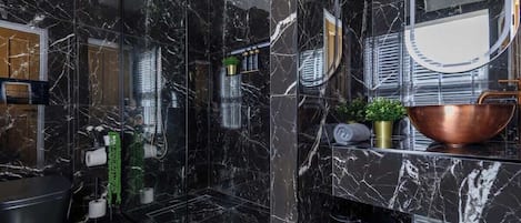 Dusche, Haartrockner, Shampoo