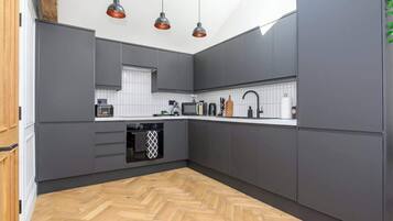 Coffee/tea maker, fridge, microwave, oven