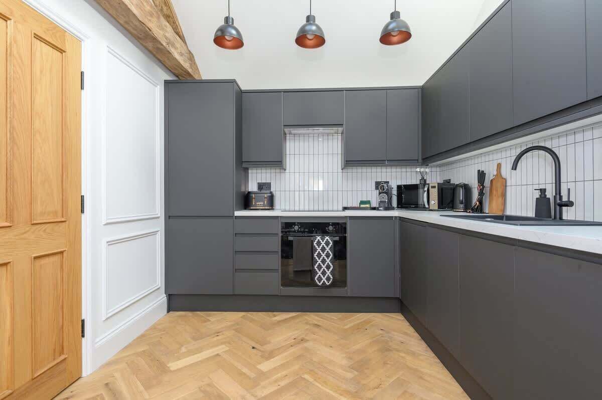 冷蔵庫、電子レンジ、オーブン、コンロ