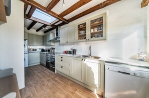 Frigorífico, microondas, horno y lavavajillas