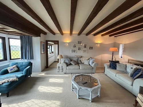 Beachfront Thatched Cottage in West Wittering – Sleeps 8, Garden, Parking, Pets