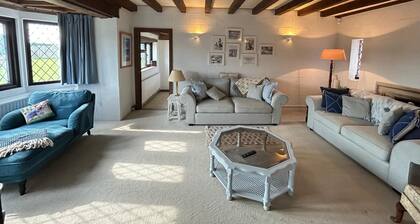 Beachfront Thatched Cottage in West Wittering – Sleeps 8, Garden, Parking, Pets