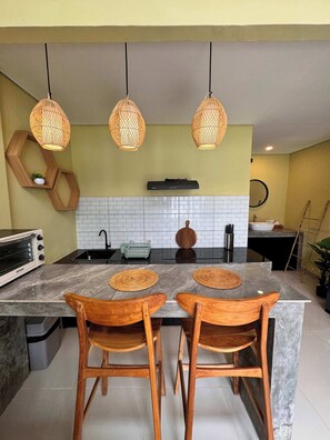 冷蔵庫、電子レンジ、オーブン、コンロ