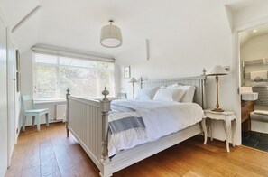 4 bedrooms, iron/ironing board, travel cot, WiFi - Stylish West Wittering Retreat Near Beach – Thessaly, Sleeps 8, Pet Friendly (West Wittering)