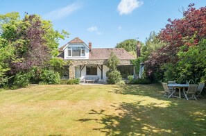 Exterior - Stylish West Wittering Retreat Near Beach – Thessaly, Sleeps 8, Pet Friendly (West Wittering)