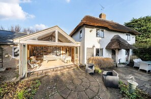 Terrace/patio - West Wittering Family Beach Escape – Sleeps 8, Garden & Dog Friendly (West Wittering)