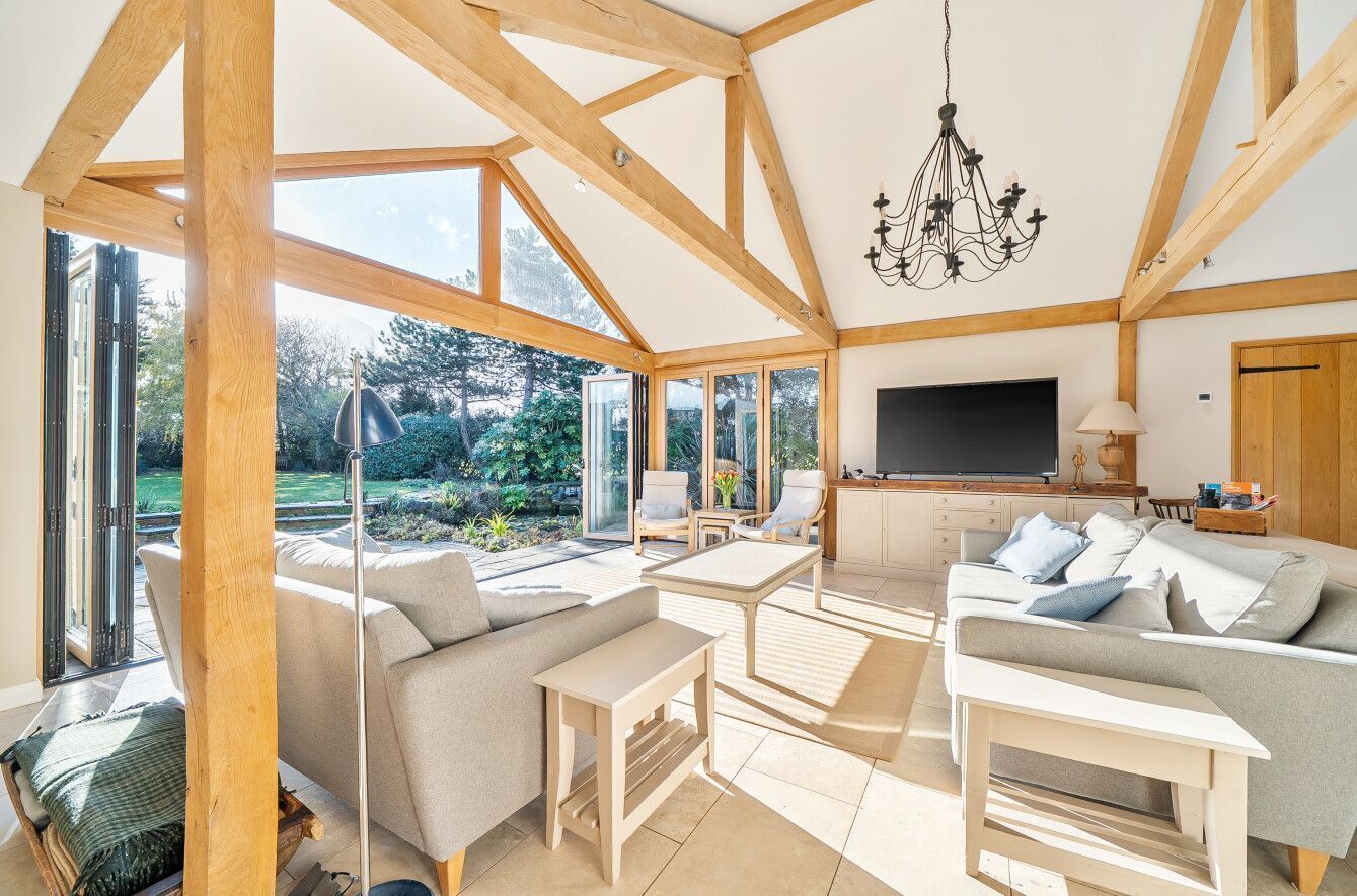 Smart-TV, Kamin, Bücher, Stereoanlage