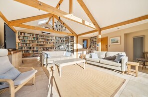 Smart TV, fireplace, books, stereo - West Wittering Family Beach Escape – Sleeps 8, Garden & Dog Friendly (West Wittering)