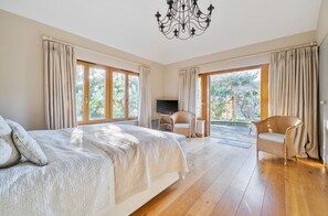 Iron/ironing board, travel cot, WiFi, bed sheets - West Wittering Family Beach Escape – Sleeps 8, Garden & Dog Friendly (West Wittering)