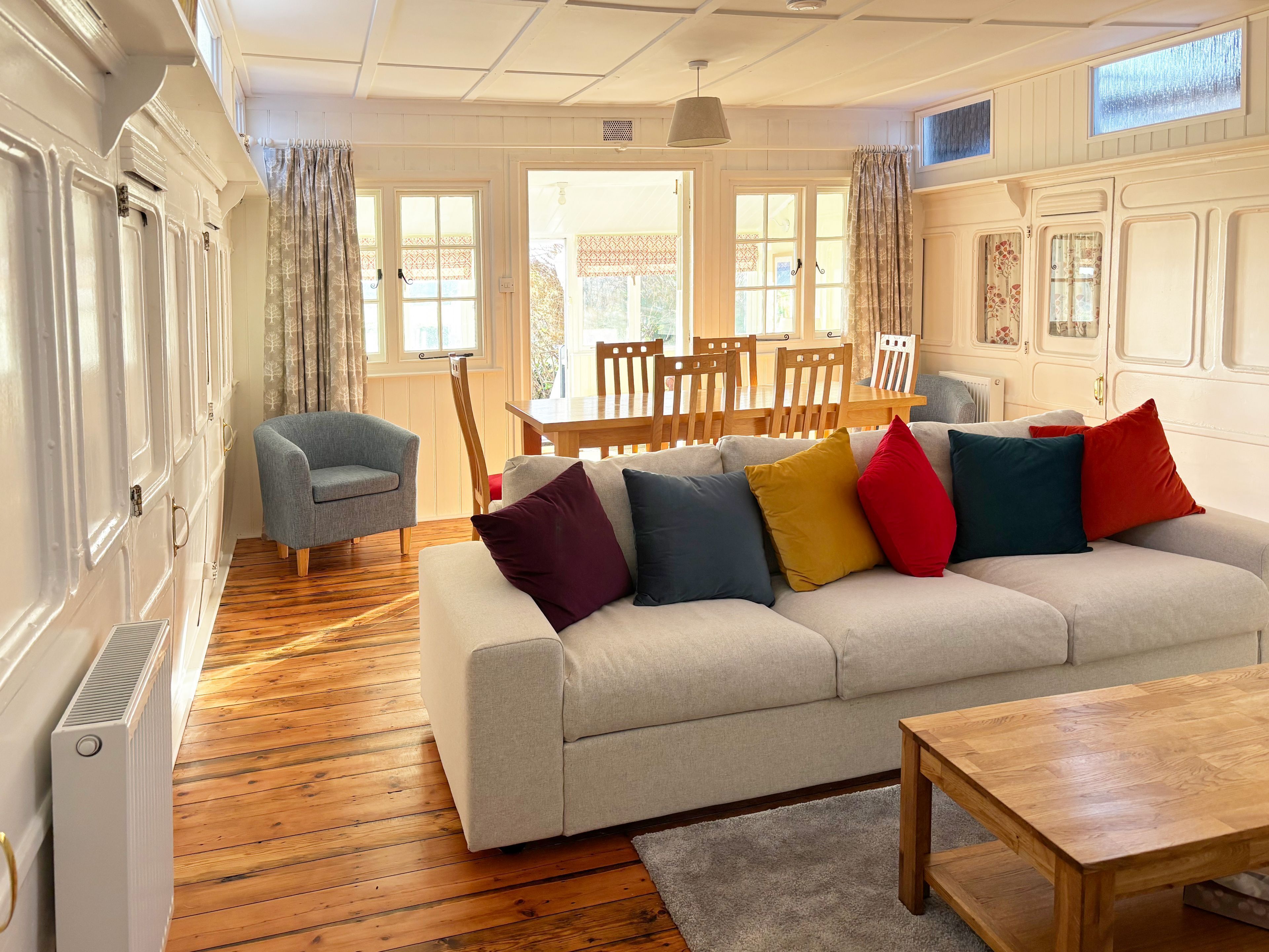 Älytelevisio, takka, kirjoja