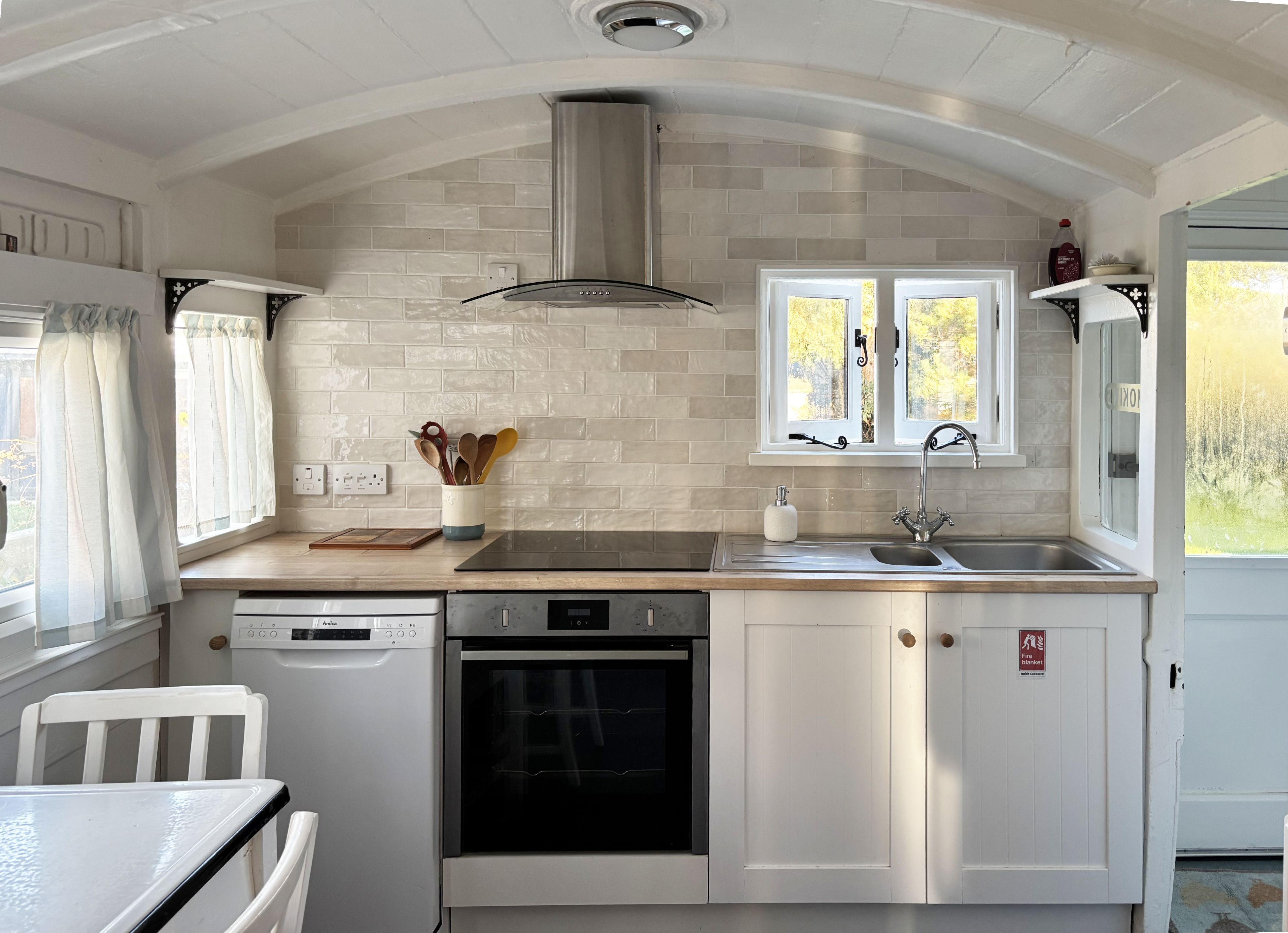 Fridge, oven, dishwasher, coffee/tea maker