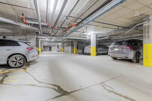 Tempat letak kenderaan sendiri percuma 