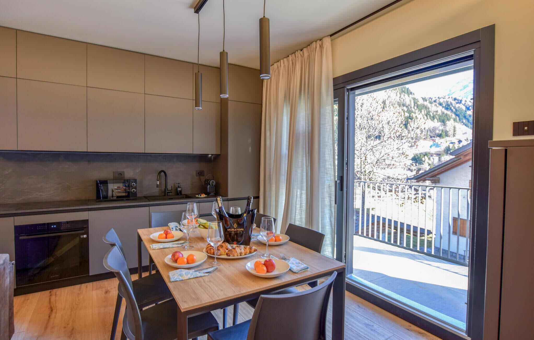 Køleskab, opvaskemaskine, kaffe-/temaskine