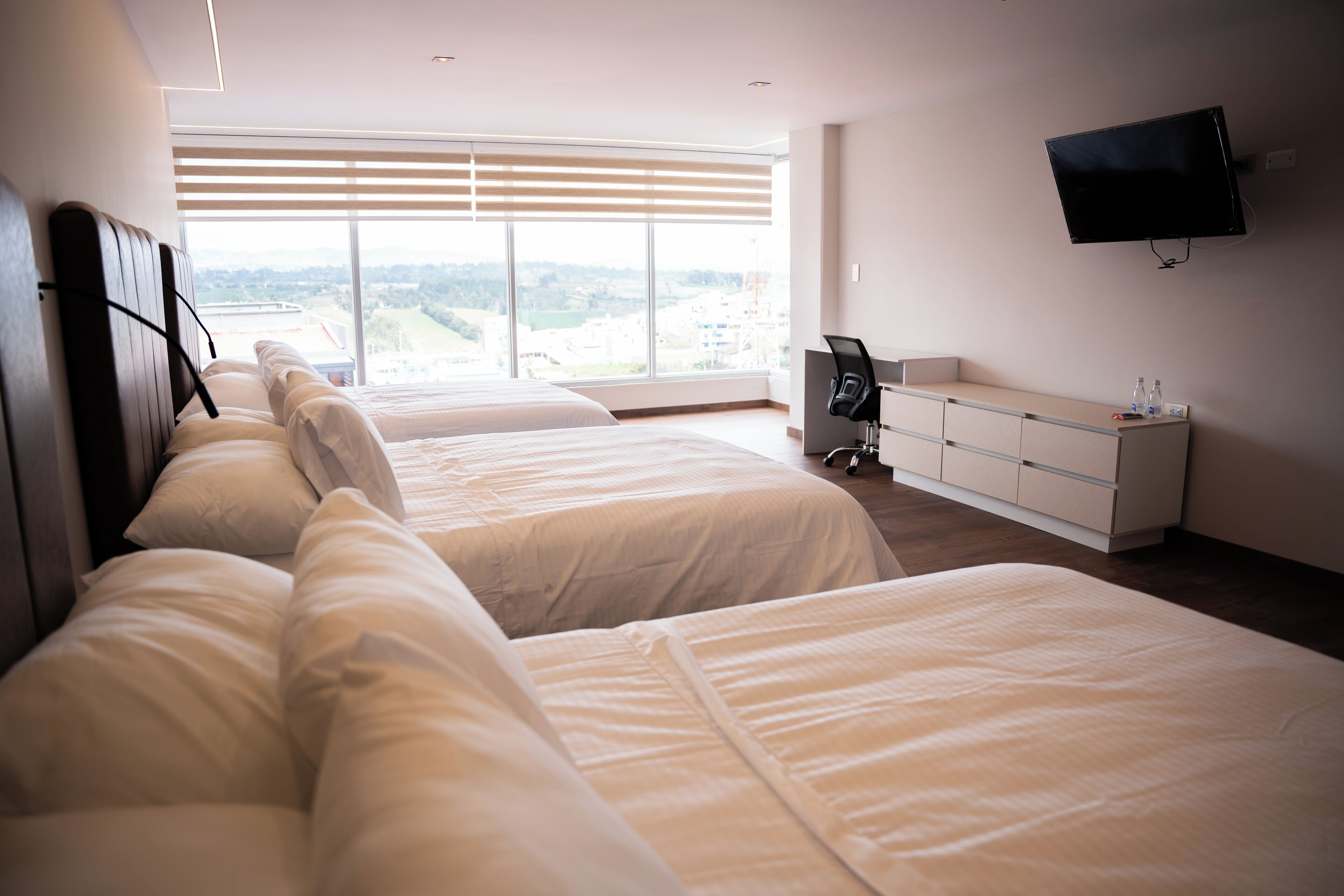 Kamar Quadruple Deluks, pemandangan kota | Meja kerja, ruang kerja ramah laptop, dan Wi-Fi gratis