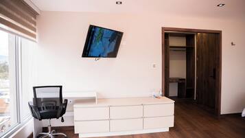 Habitación Confort con 2 camas individuales, balcón, vista a la montaña | Escritorio, espacio para trabajar con laptop y wifi gratis