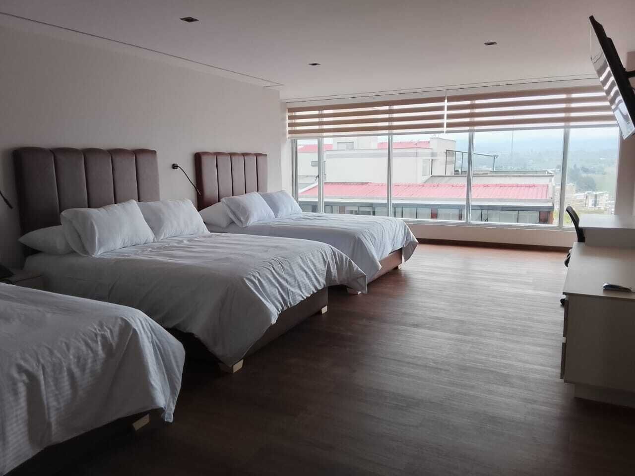 Habitación triple Confort, vista a la ciudad | Escritorio, espacio para trabajar con laptop y wifi gratis 