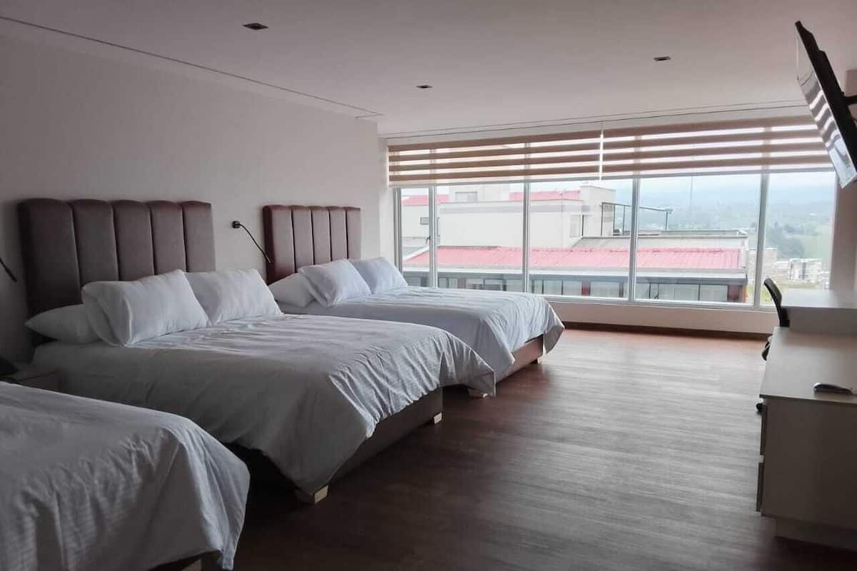 Habitación triple Confort, vista a la ciudad | Escritorio, espacio para trabajar con laptop y wifi gratis