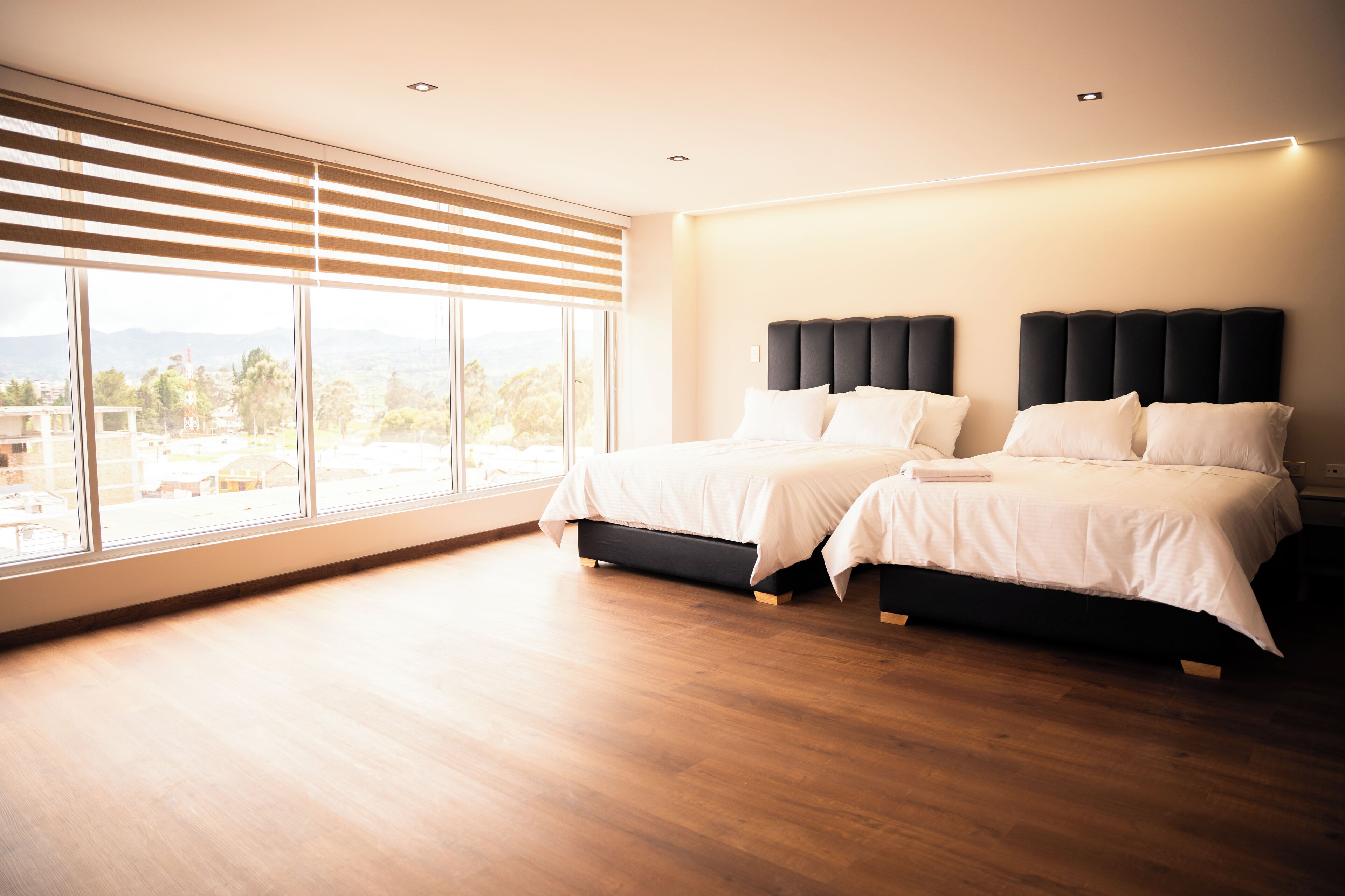 Habitación familiar, balcón, vista a la ciudad | Escritorio, espacio para trabajar con laptop y wifi gratis 