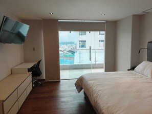 Habitación Deluxe, balcón, vista a la ciudad | Escritorio, espacio para trabajar con laptop y wifi gratis 
