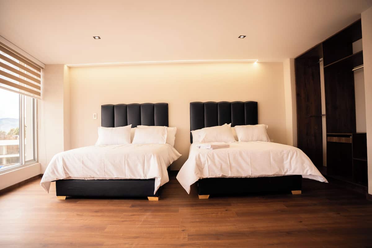 Habitación Confort con 2 camas individuales, balcón, vista a la montaña | Escritorio, espacio para trabajar con laptop y wifi gratis